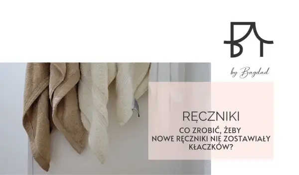 Nowe ręczniki wiszą na wieszaku. Dowiedz się, jak sprawić, by ręczniki nie zostawiały kłaczków na ciele.